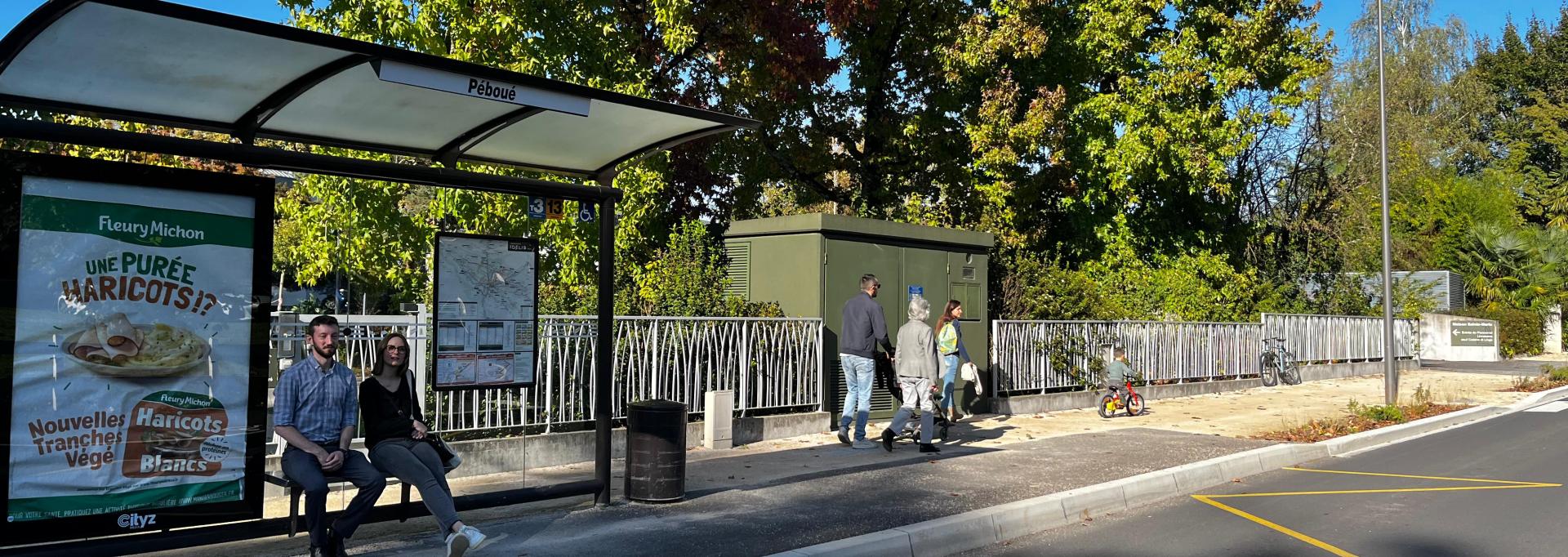 L'arrêt de bus Péboué