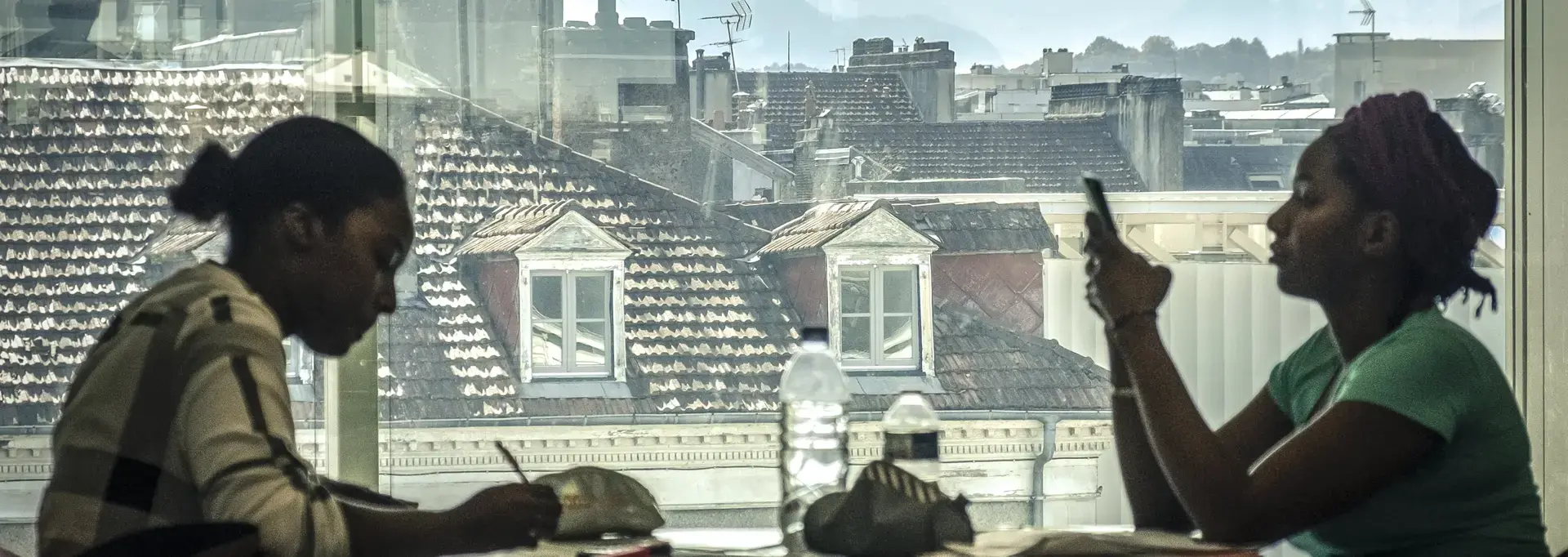 Des étudiants à la médiathèque 