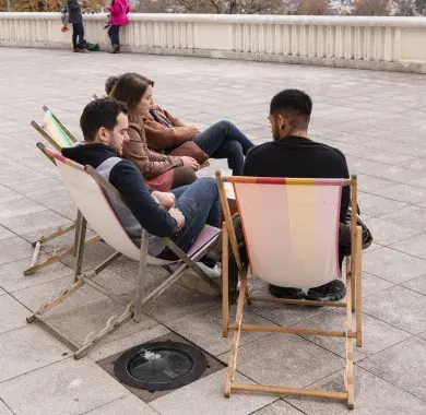 Groupe de personnes en pleine conversation