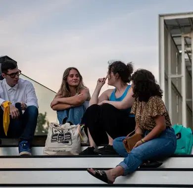 Jeunes qui discutent aux halles
