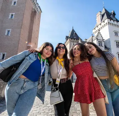 Des étudiants devant le château de Pau
