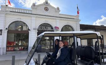 Hugueline et Rania en golfette à la gare 