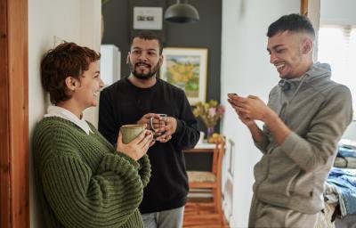 Des étudiants en colocation en train de discuter