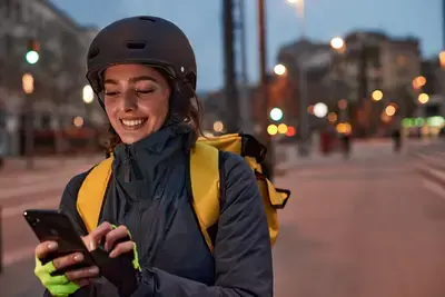 Un cycliste à vélo de nuit