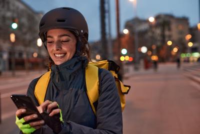 Un cycliste à vélo de nuit